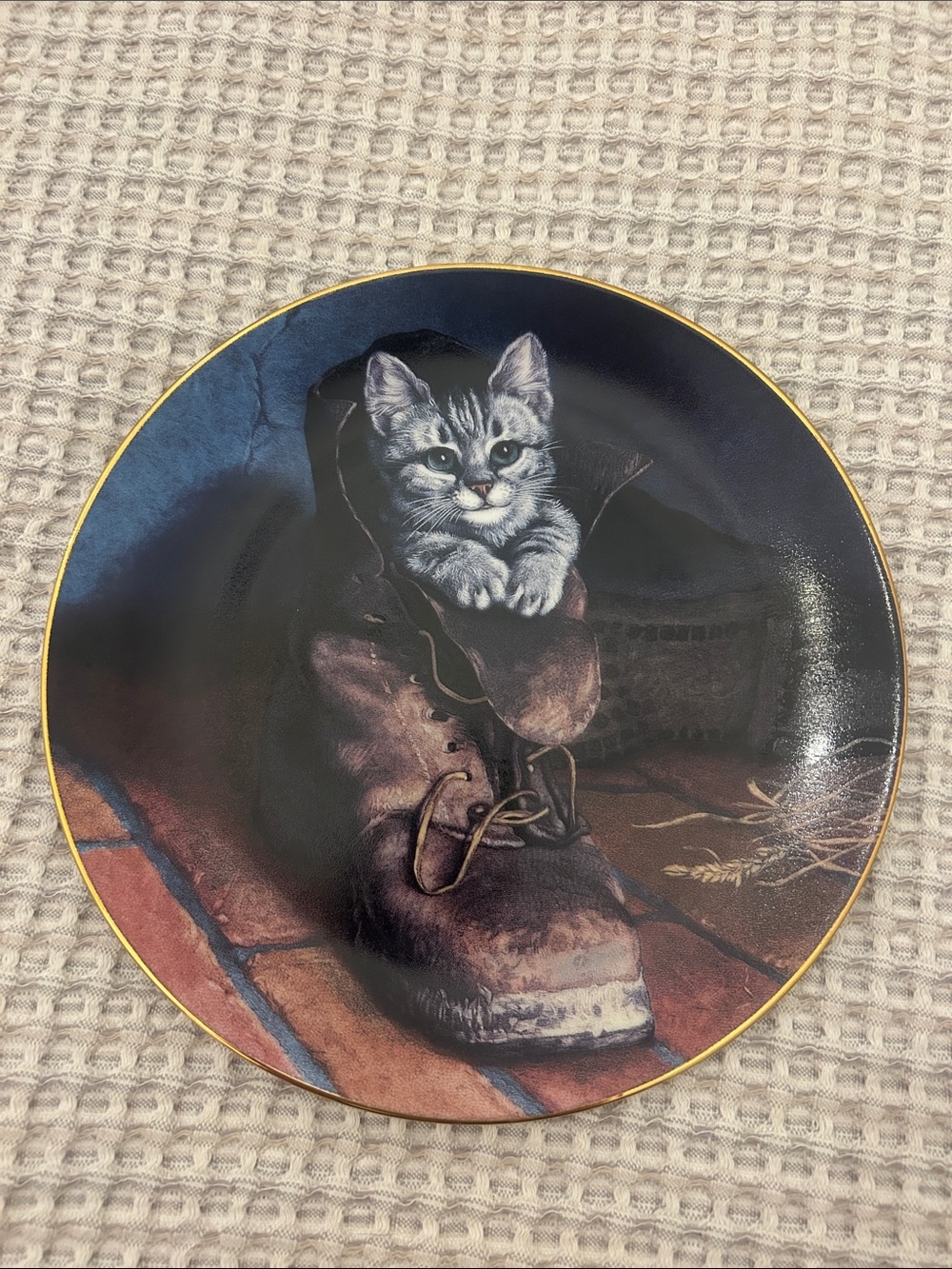 Decorative Cat in Boot Collector Plate – Brown/Black Cat Lady